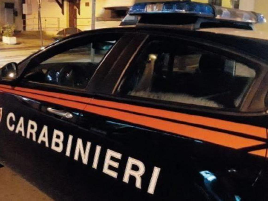 Alla guida di un'auto rubata e senza patente: 45enne beccato finisce nei guai