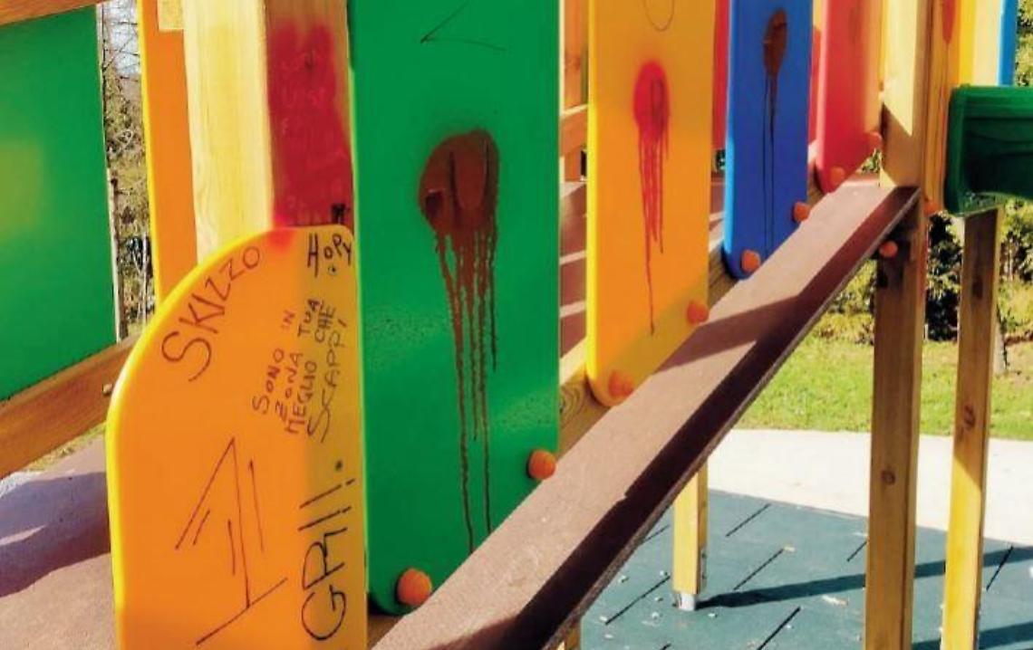 Vandalizzato il parco giochi appena inaugurato: caccia agli incivili