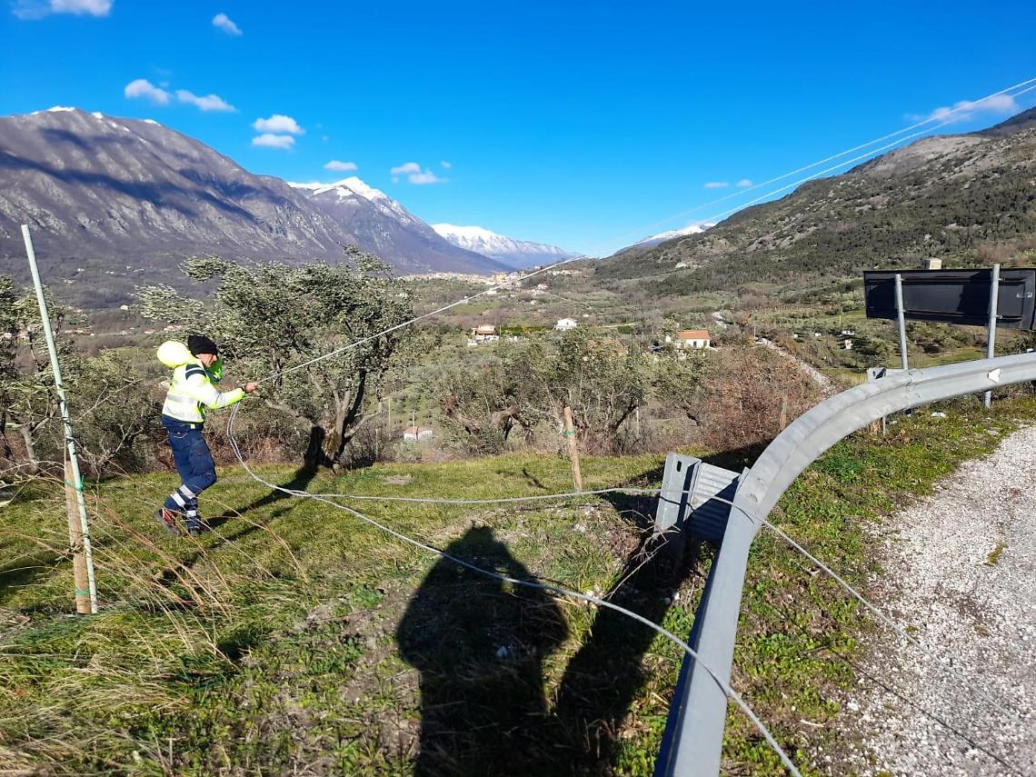 Forte vento nel sorano, primi disagi: cartelli divelti e danni ad un palo Telecom
