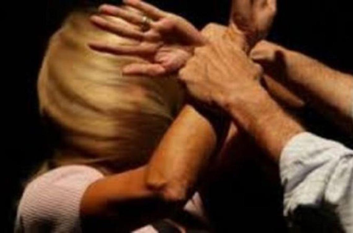 Calci e pugni alla ex, poi tenta di sferrarle una coltellata alla gola: stalker nei guai