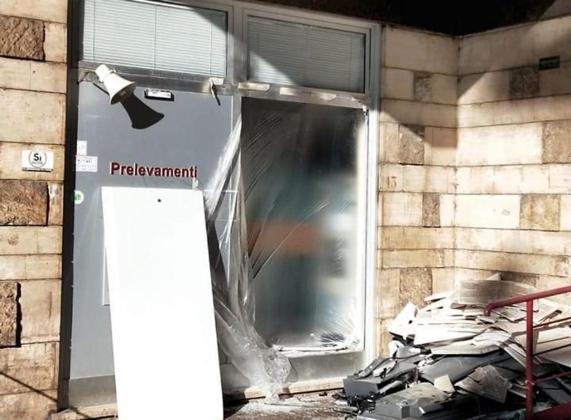 Boato nella notte: banditi fanno saltare in aria un bancomat, ma il colpo non riesce
