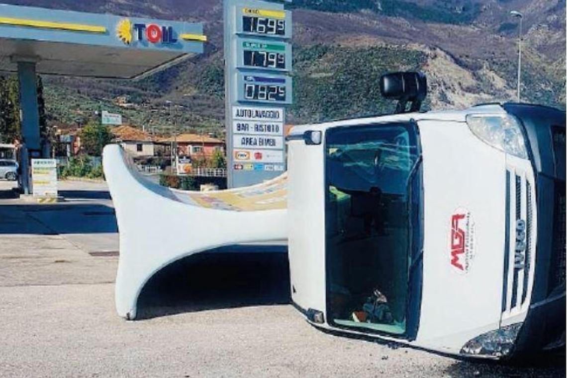 La bufera di vento spazza il Sorano: ribaltata anche una "vela" pubblicitaria