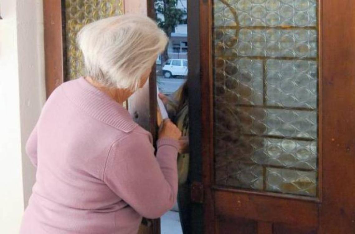 Vedova raggirata e derubata da 2 giovani: le portano via soldi e oro