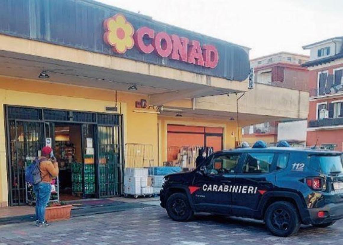 Rapina lampo al Conad, caccia serrata al bandito: c'è una pista
