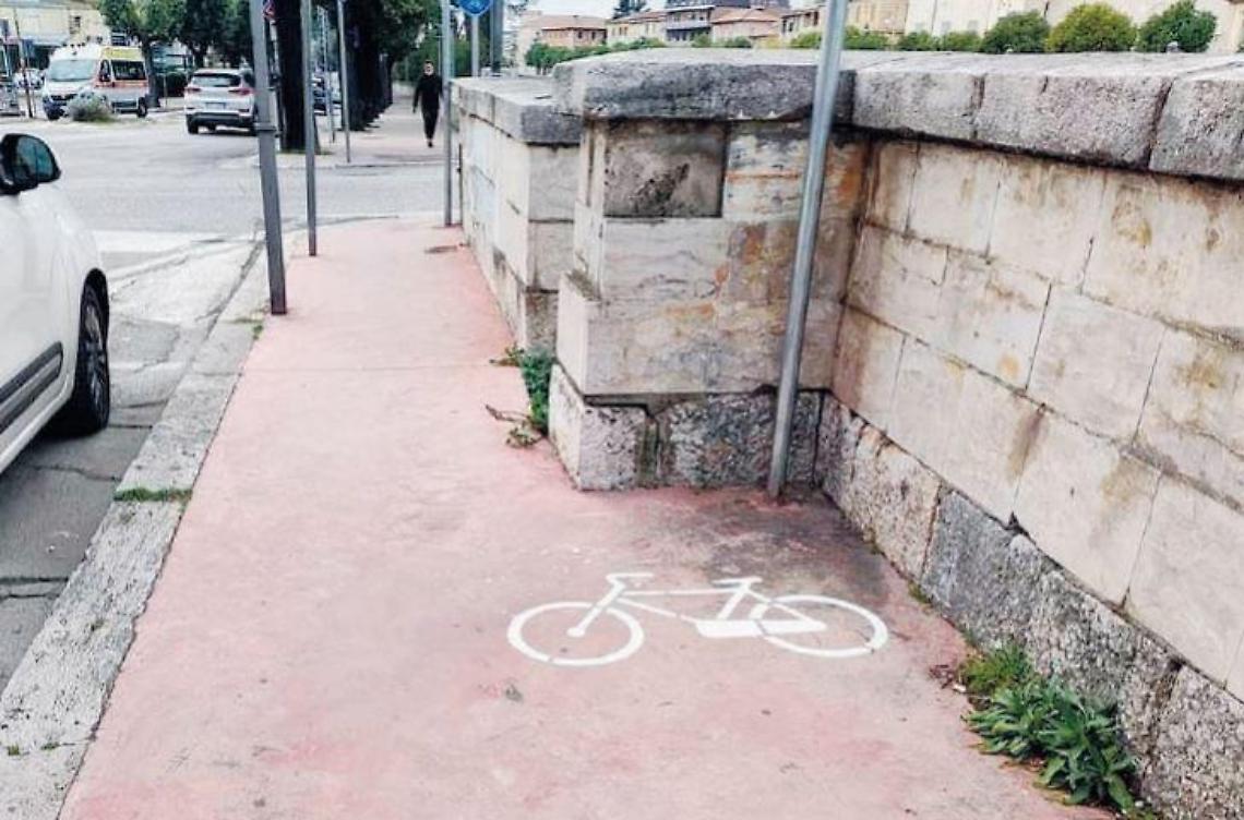 La pista ciclabile non piace, l'opera diventa un caso: "E' pericolosa"