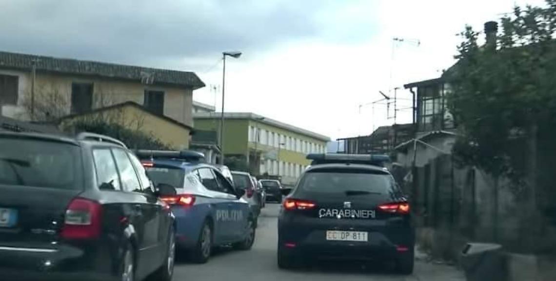 Atti osceni davanti la scuola, fermato uno straniero: choc tra i genitori