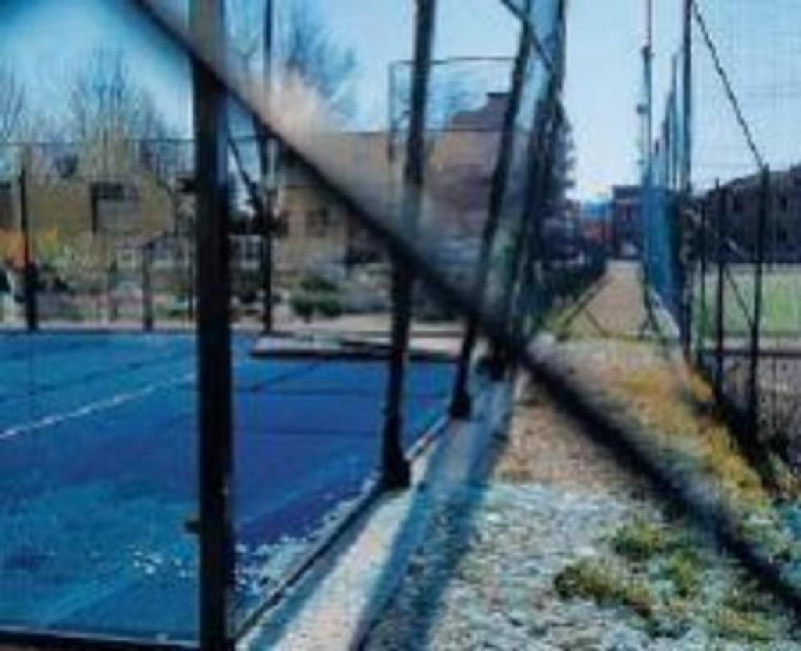 Il vento danneggia il campo di padel: appello corale per la riparazione