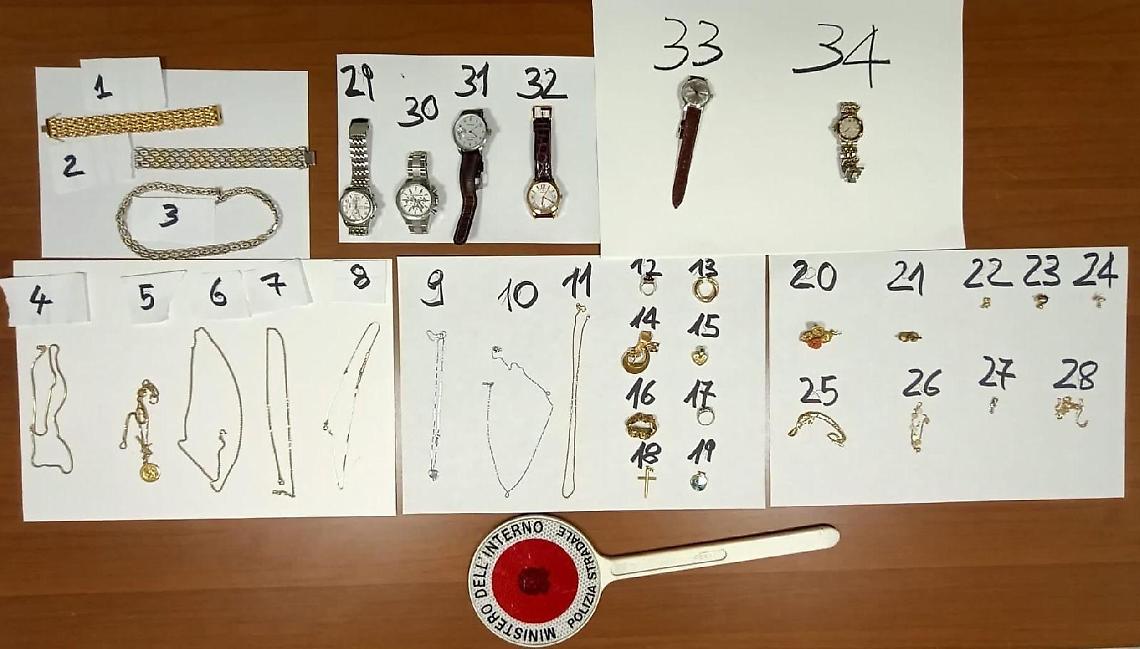 Beccati con una refurtiva di monili in oro e orologi: due stranieri nei guai