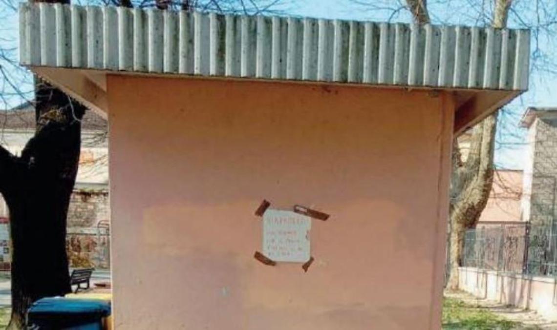 Bagno chiuso al parco, su una parete spunta un cartello di protesta