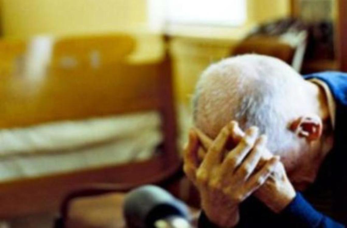 Calci e pugni contro il padre: figlio violento finisce nei guai