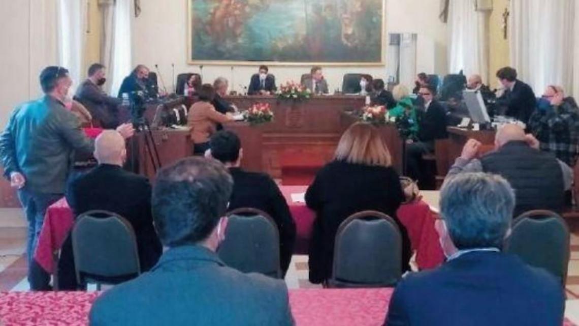 Aumenti delle indennità per gli amministratori comunali. La bufera non si placa