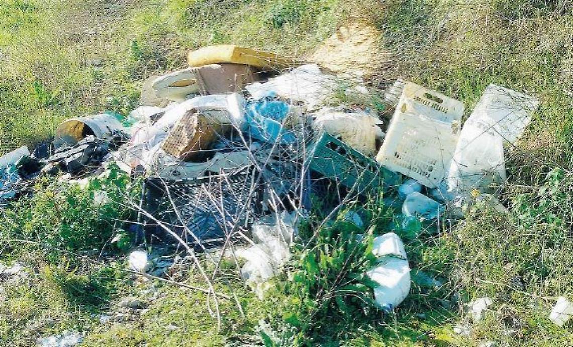Abbandono selvaggio di rifiuti: cittadini sulle barricate per lo scempio
