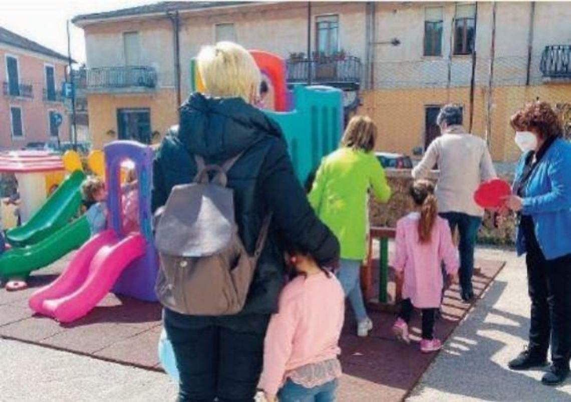 Ucraina, in fuga dalla guerra: scuola in festa per accogliere la piccola Barbara