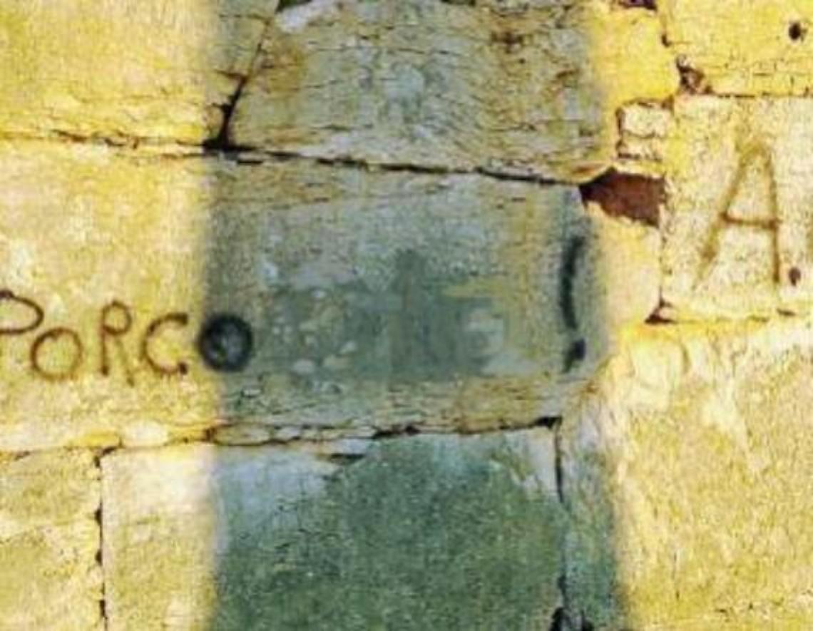 Vandali scatenati, scritte e bestemmie cubitali sulle mura poligonali