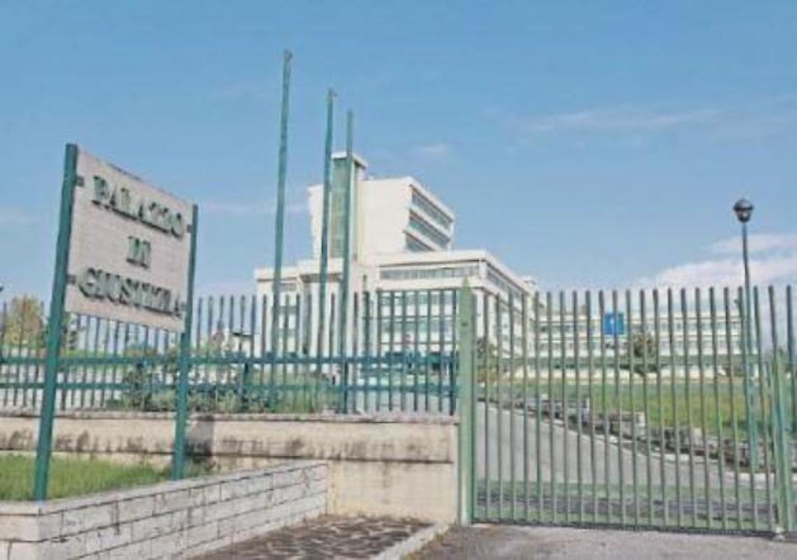 Furbetta del reddito di cittadinanza e abusiva: quarantasettenne nei guai