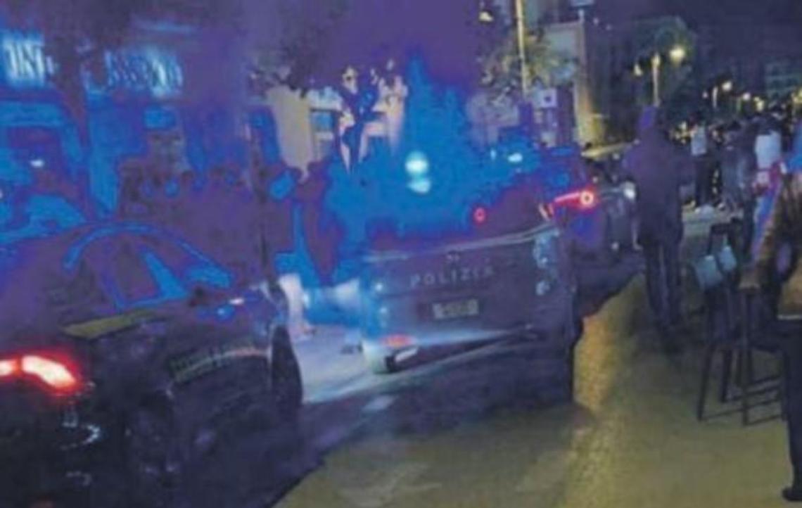 Auto contromano nell'isola pedonale, caos in pieno centro: volano insulti e grida