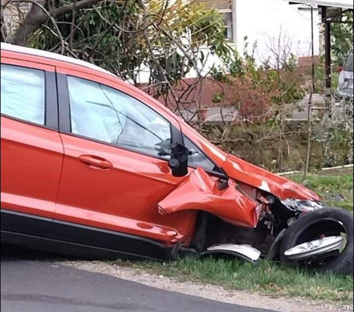 Perde il controllo dell'auto e investe due donne, una è grave: elitrasportata