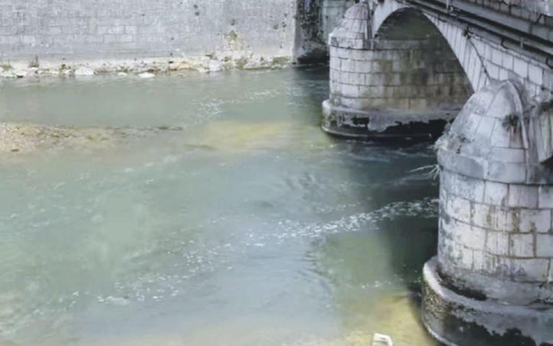 Schiuma bianca nel Liri, allarme e sdegno: sotto accusa sversamenti illeciti