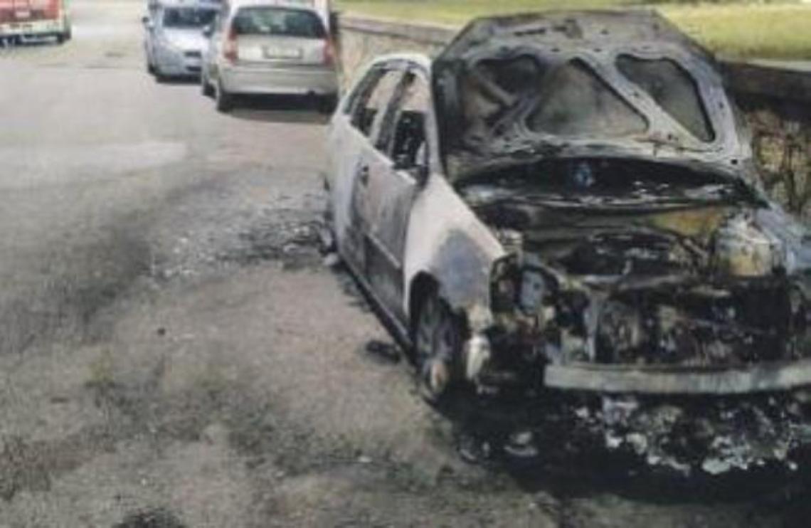 Schiamazzi, una donna li denuncia e loro le fanno bruciare l'auto: fidanzati dal giudice
