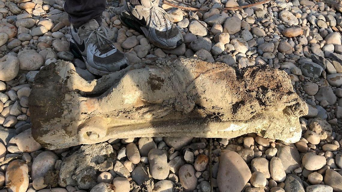 Giocano lungo il fiume e trovano una statua. Il reperto al vaglio degli esperti