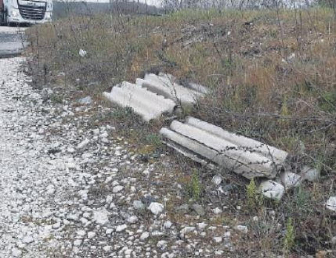 Buche, dislivelli e rifiuti: strade impraticabili. I cittadini protestano