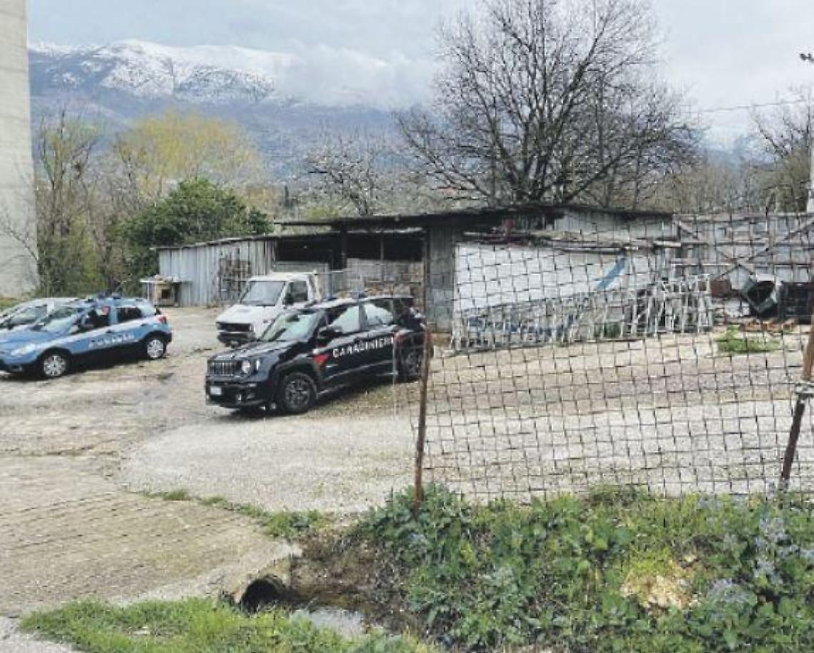 Demolite le stalle abusive dei De Silvio: forze dell'ordine in azione