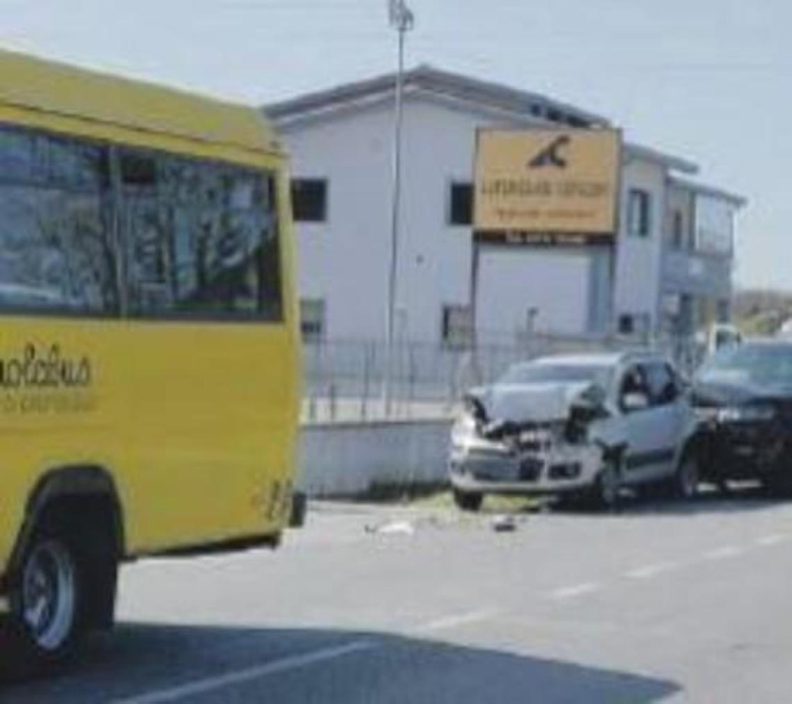 Schianto tra due auto e uno scuolabus, bambini miracolati. Ma tanta paura