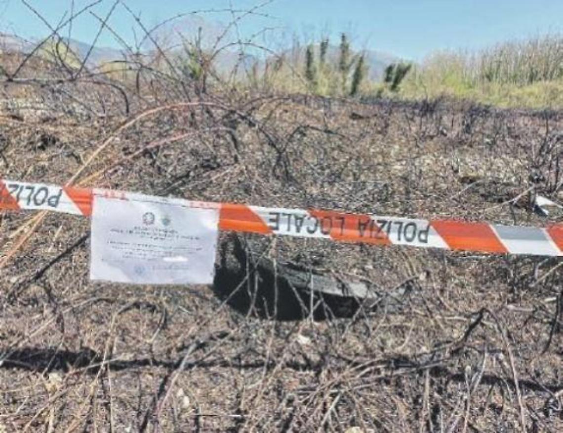 Rifiuti smaltiti e bruciati, scatta il sequestro: caccia aperta ai responsabili