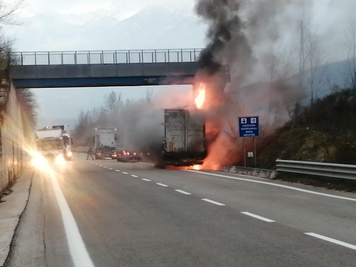 Paura in superstrada: mezzo in fiamme sulla Avezzano - Sora. Soccorsi sul posto