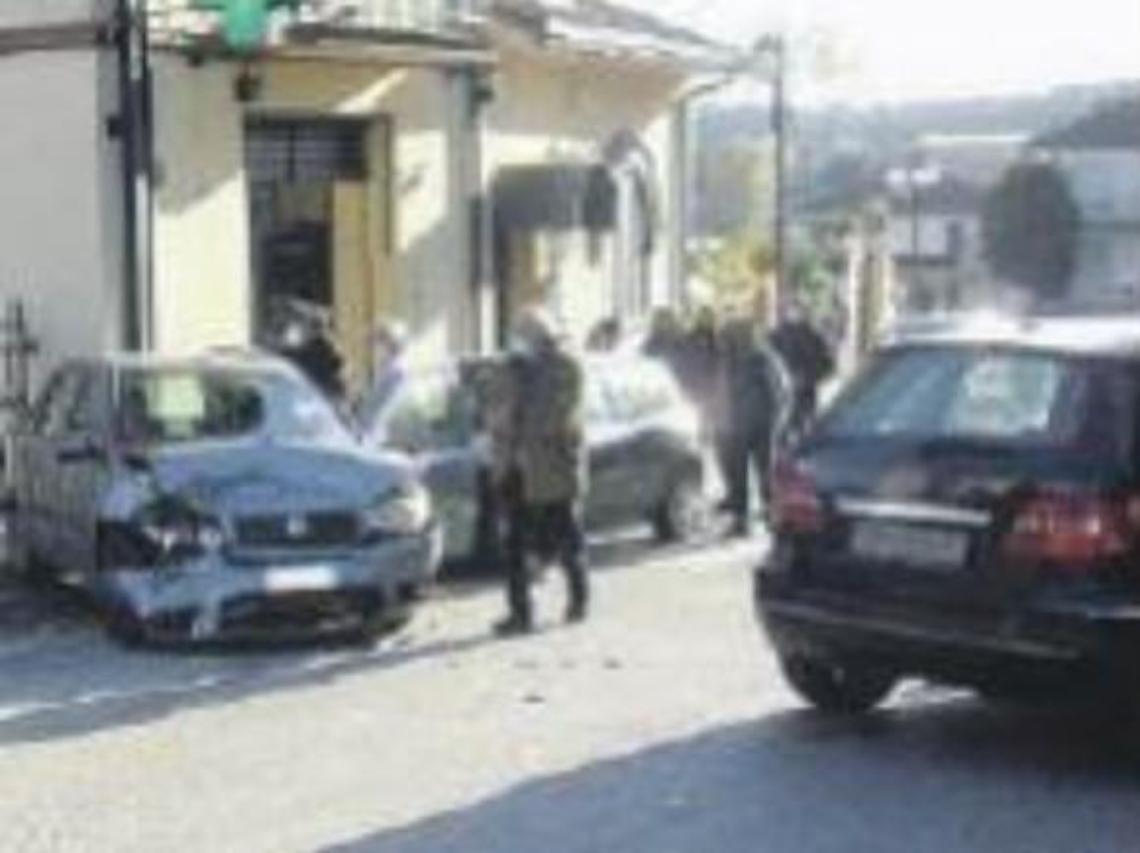 Auto investe e ferisce una donna, poi la carambola con altre due vetture