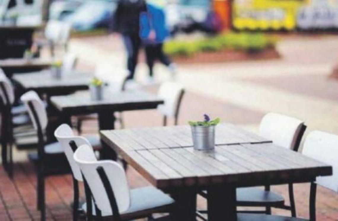 Panico al bar: una 40enne dà in escandescenze e aggredisce commessi e passanti