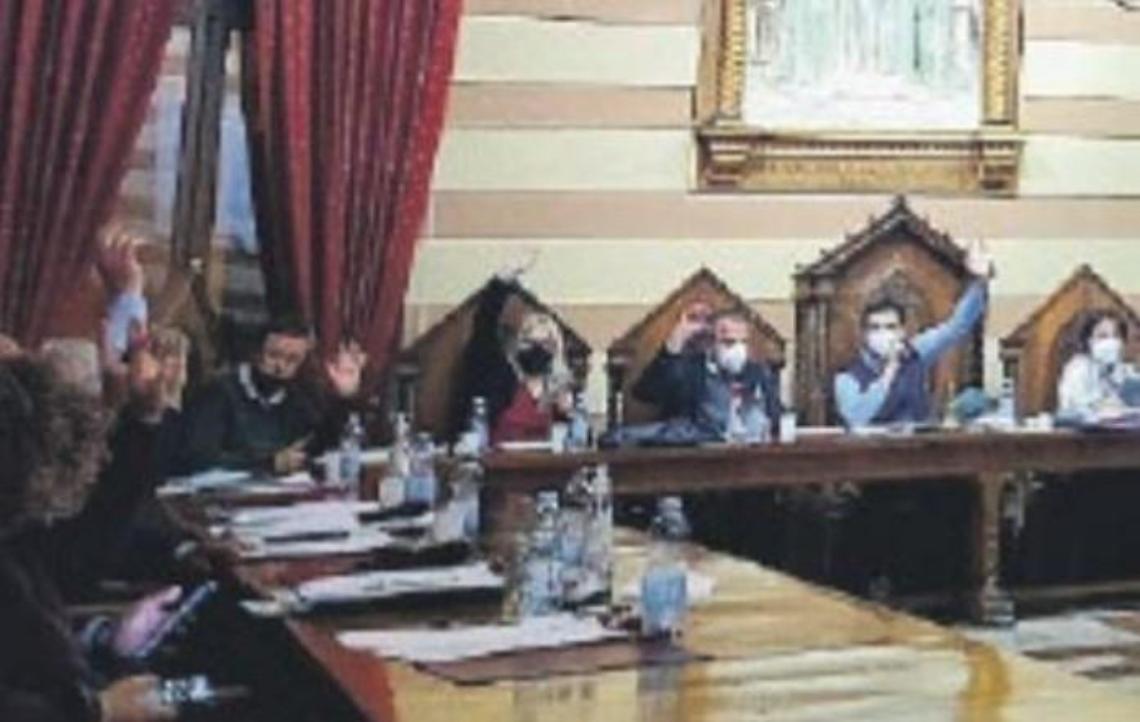 Cantieri e polemiche: la minoranza incalza Cinelli su campi sportivi e piscina