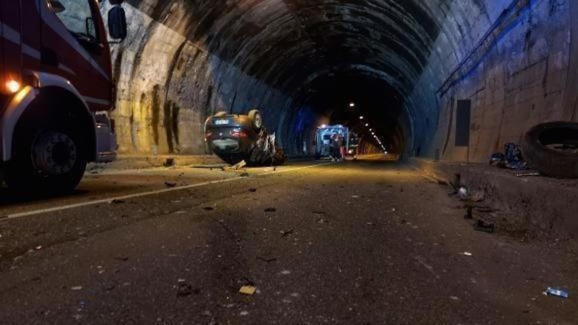 Paura in galleria: quattro auto coinvolte in un incidente, una si ribalta