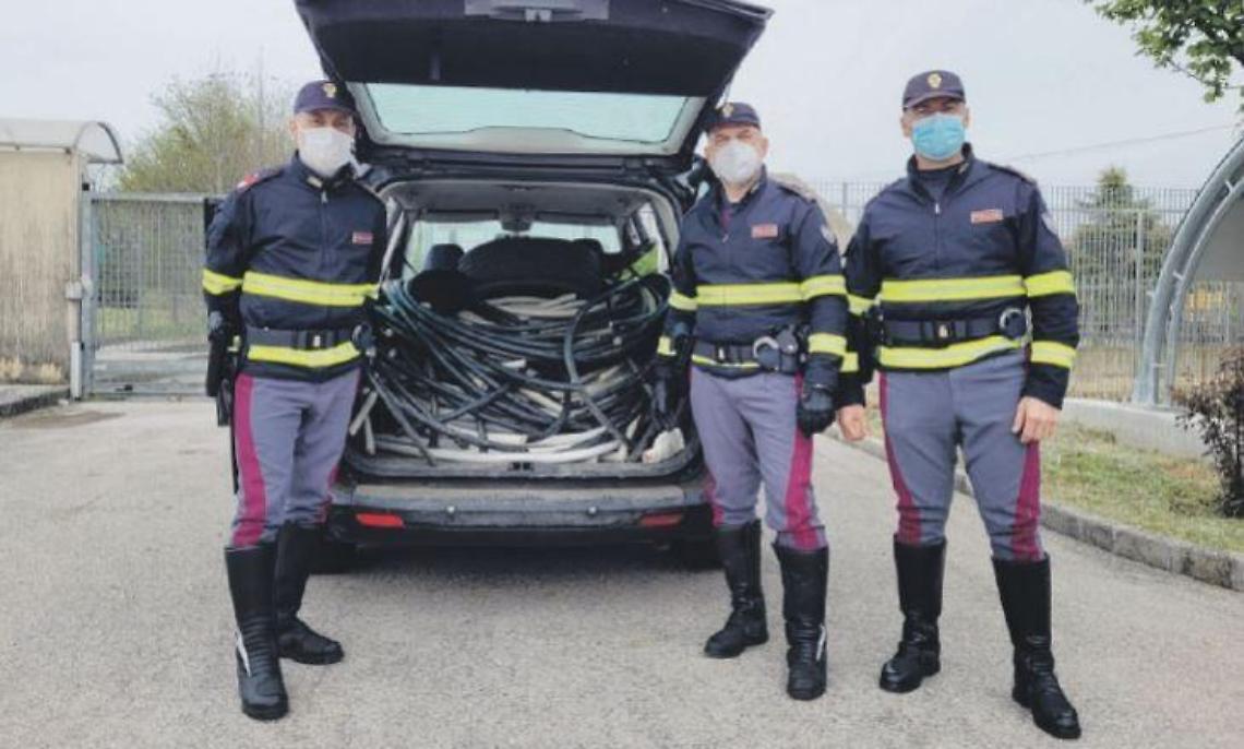 Scoperti oltre 12 quintali di rame rubato in un'auto: i ladri fuggono all'alt