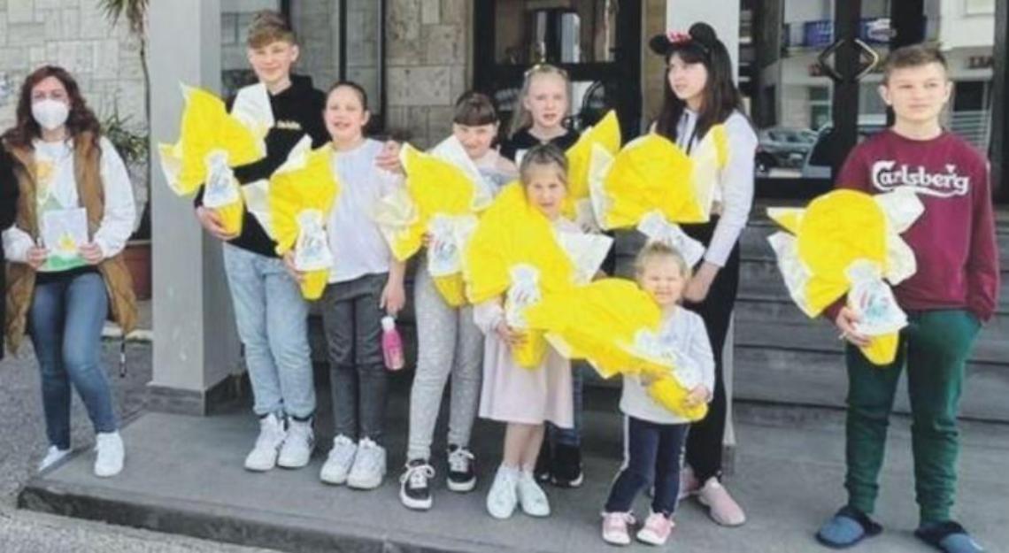 Uova pasquali in dono ai bambini ucraini: negli occhi il ricordo della guerra