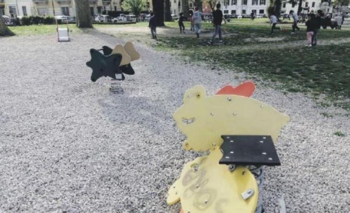 Giochi rotti e scritte oscene. Appello corale per il parco