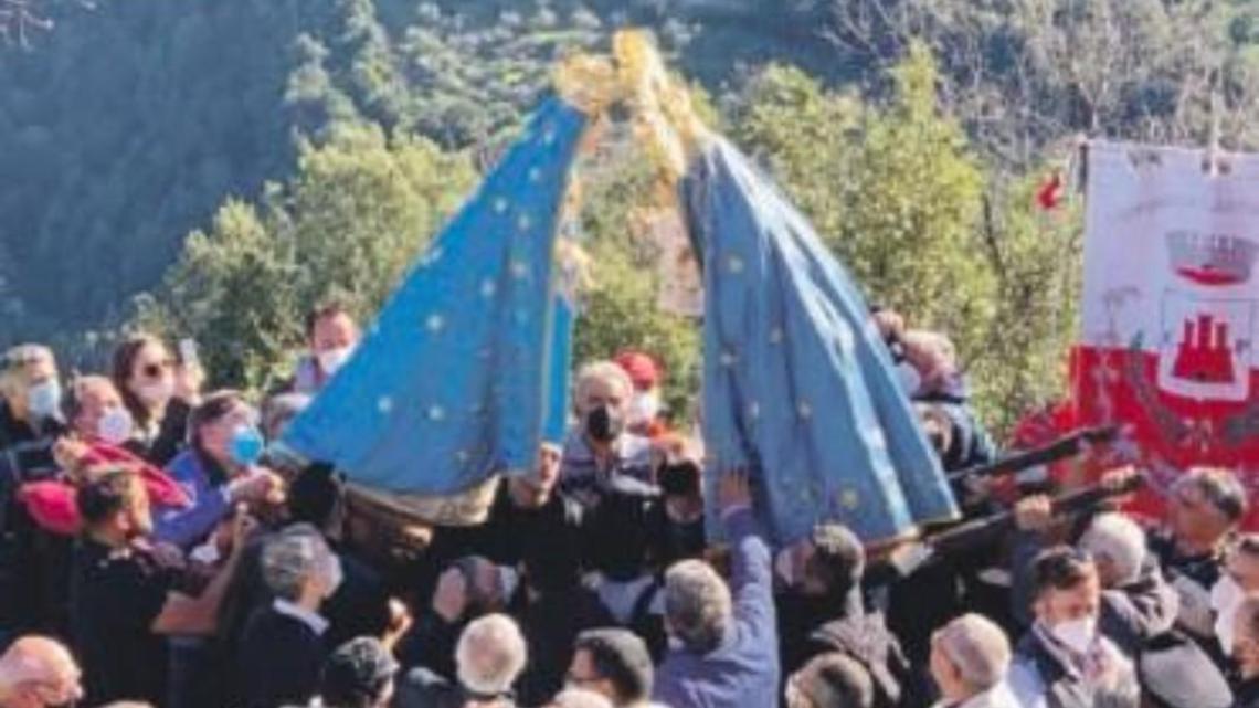 Riparte la tradizione: torna il bacio millenario tra le due Madonne