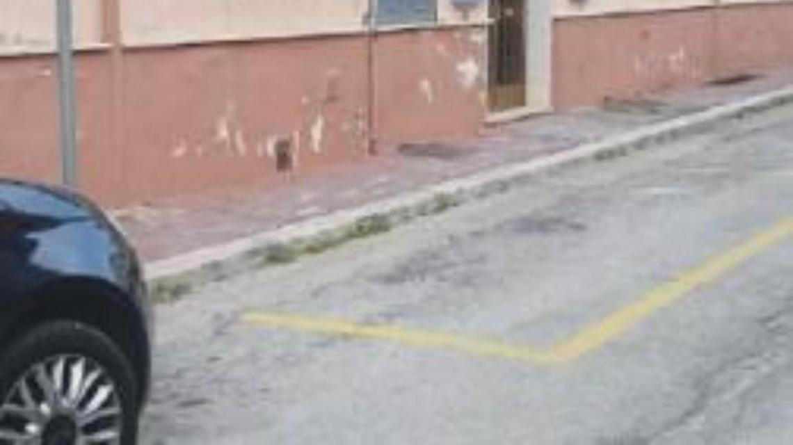 Segnaletica incompiuta e tante strisce da rifare: la polemica