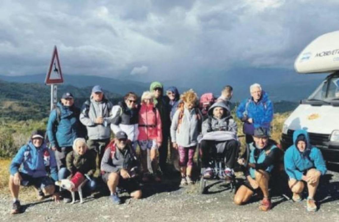 Matteo con la sua joelette è il primo pellegrino sul cammino di San Michele