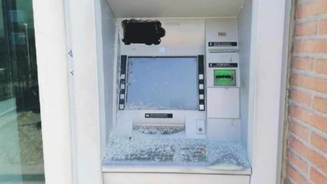 Tentano di scassinare il bancomat: ladri messi in fuga dall'allarme