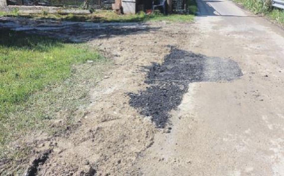 Strade colabrodo e abitazioni senza acqua, è allarme: residenti sulle barricate