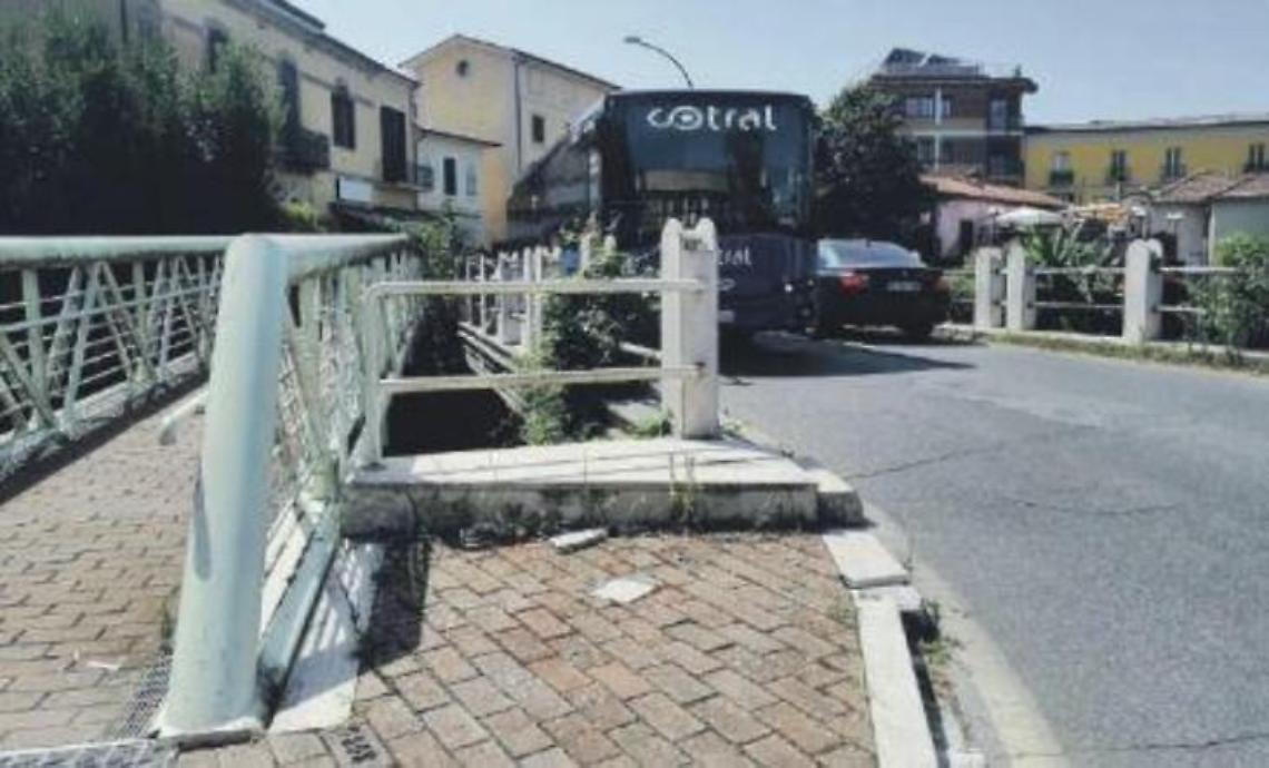 Il ponte è troppo stretto. I residenti lamentano le promesse disattese di tre comuni
