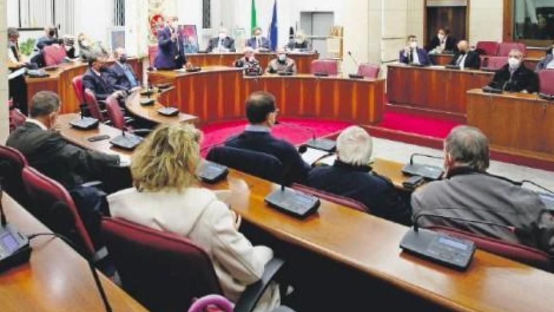 Amministrative, tutti contro tutti: campagna elettorale da fuochi artificiali