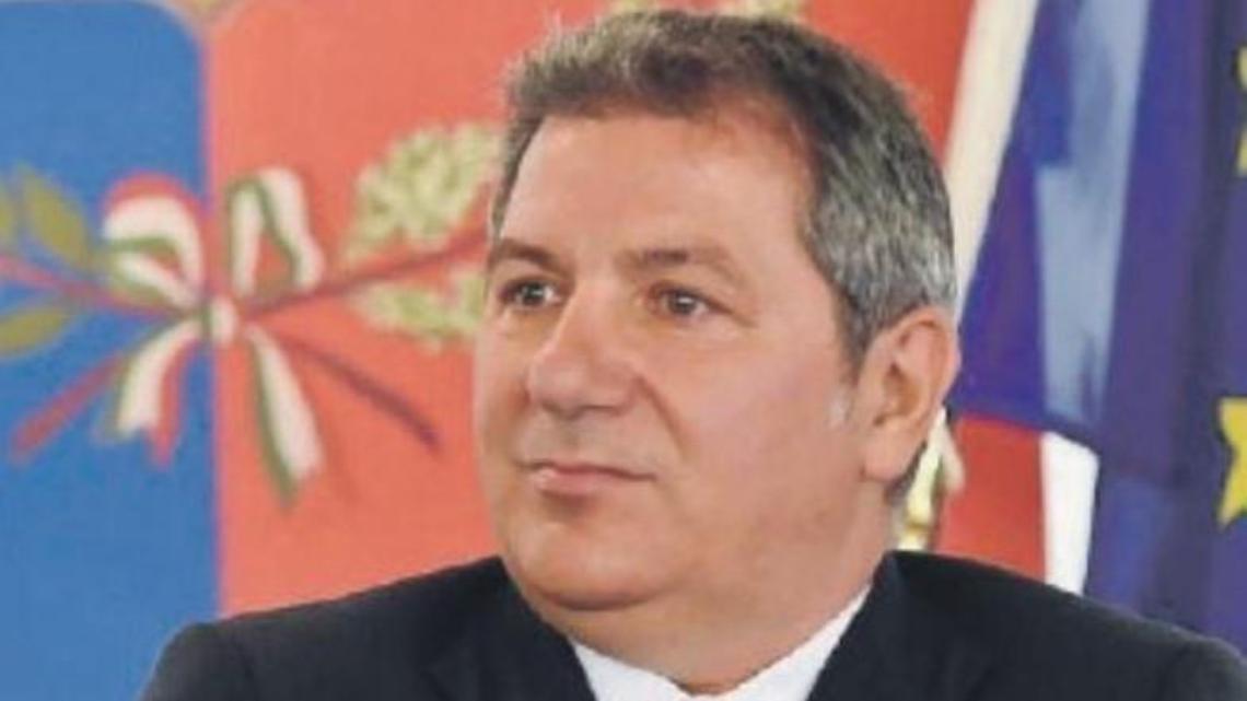 Polemica sulla dacia russa, Como scarica il problema su De Lellis