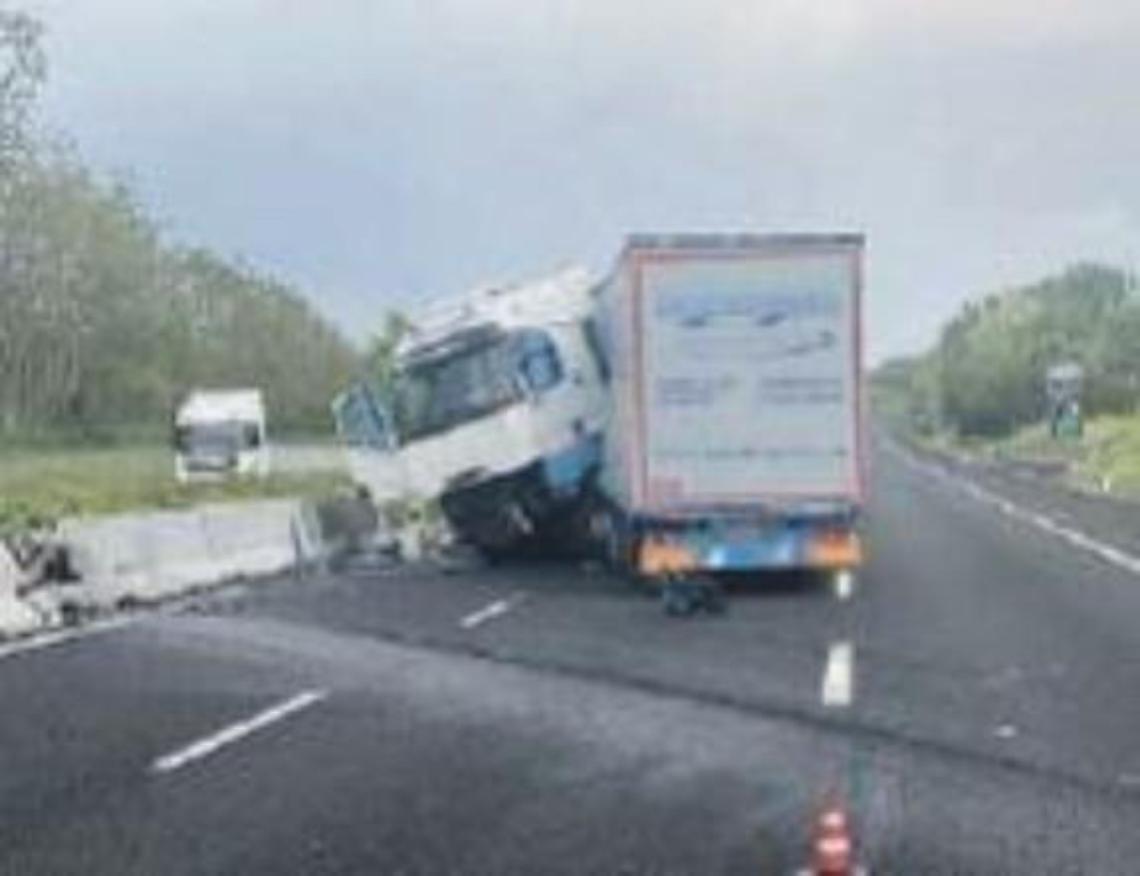 Tir sbanda in A1 e finisce contro lo spartitraffico: ferito il conducente
