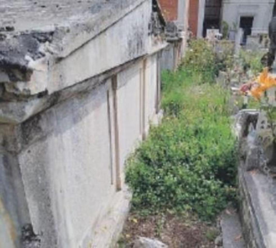 Degrado al cimitero. «Un luogo così sacro non può versare in questo stato pietoso»