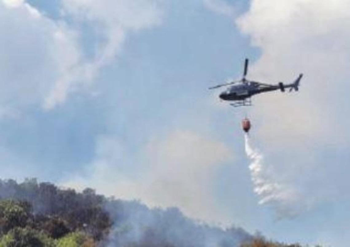 Torna l'allarme incendi, collina a fuoco: bruciati ettari di terreno