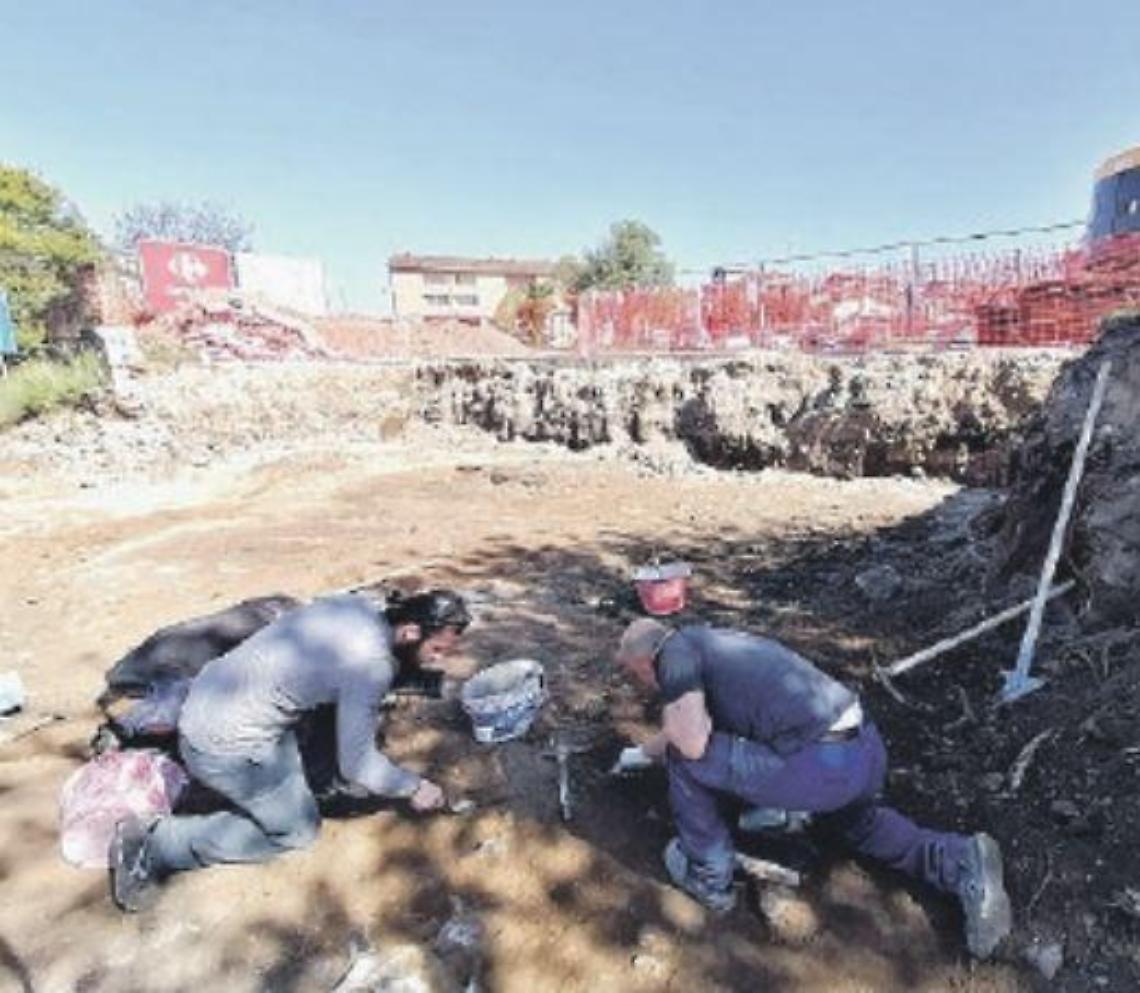 Lavori per la fermata del bus, spuntano reperti archeologici. Cantiere bloccato