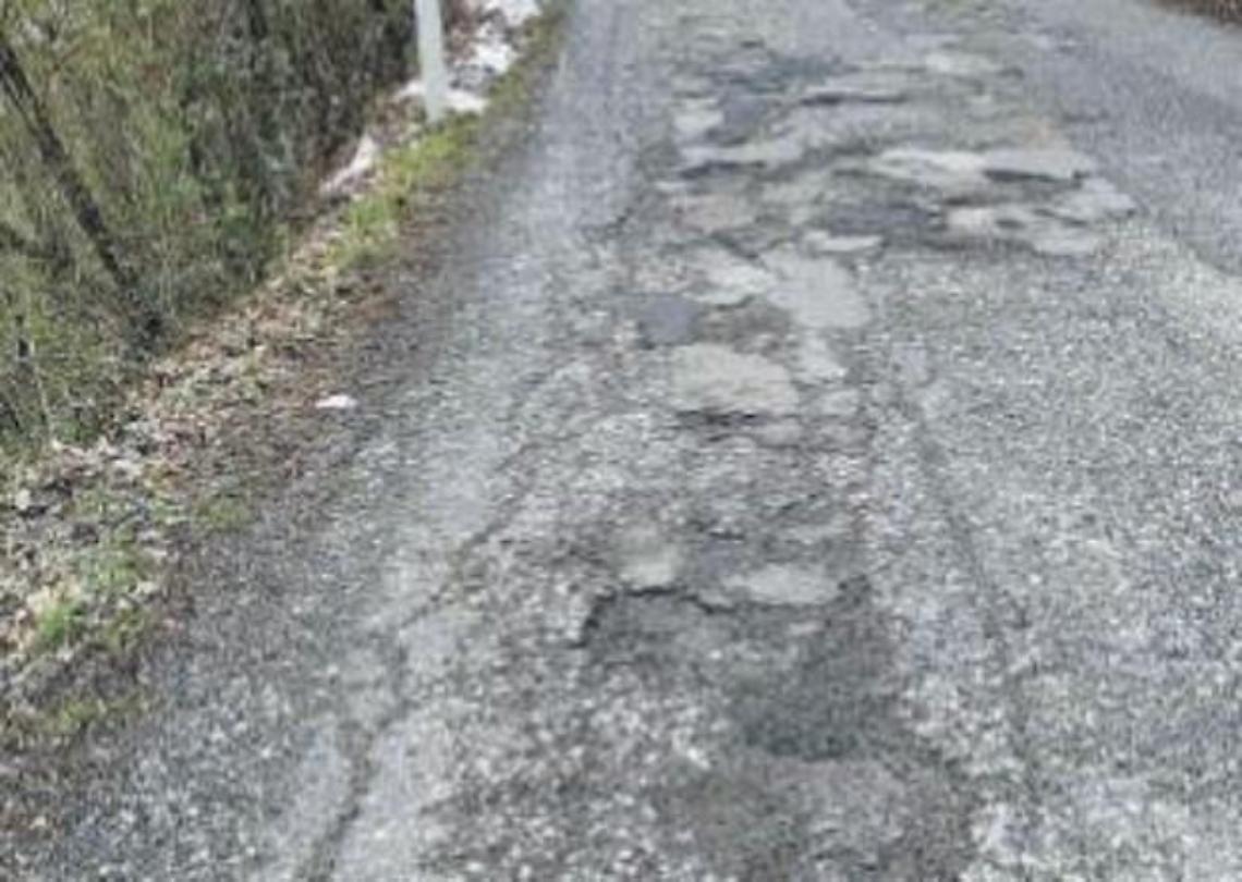Buche e asfalto sconnesso, l'ex provinciale è a pezzi: urge la messa in sicurezza