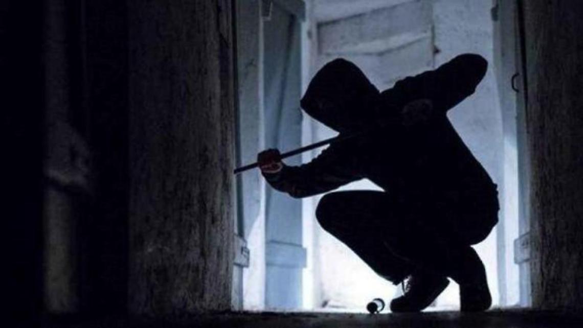 Tenta di entrare in un casa per rubare ma viene scoperto: ladro inseguito dai cittadini